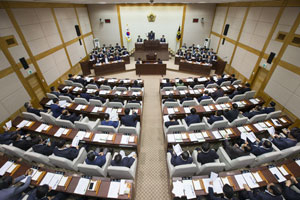 지방자치와 지방의회가 제대로 기능하기 위해서는 지방자치법 개정을 비롯한 제도적 보완이 필요하다는 주장이 28일 