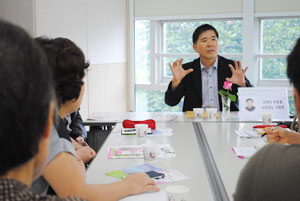 대구에 사람책을 빌려주는 사람도서관이 하나둘 생겨나고 있다. 사람책은 자신이 살아온 삶의 이야기를 다른 이에게 들려주는 것이다. 지난해 8월 본리도서관에서 