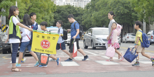 27일 오전 대구 노전초등학교 정문 앞 횡단보도에서 녹색어머니회 학부모들이 학생들의 안전한 등교를 위해 교통지도를 하고 있다. 성일권 기자 sungig@msnet.co.kr