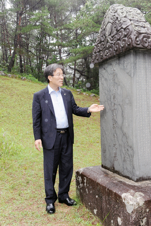 지난 8월 20일 고윤환 문경시장이 안동에 있는 퇴계 선생 산소를 찾아 절을 올린 뒤 비문을 읽고 있다. 고도현 기자