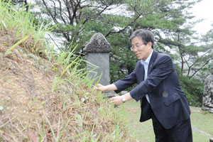 지난 8월 20일 고윤환 문경시장이 안동에 있는 퇴계 선생 산소를 찾아 봉분에 숨어 있던 잡초를 손수 뽑고 있다. 고도현 기자