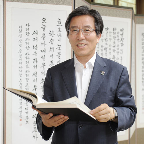 지난 8월 19일 고윤환 문경시장이 시장실에서 추천도서 