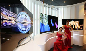 이달 5~10일 독일에서 열리는 IFA(유럽 가전 전시회)는 TV 등 전통 가전제품 이외에 스마트워치, 스마트폰 등 IT신기술이 각축을 벌이는 경연장이 될 전망이다. 삼성 기어S와 LG G워치R. LG전자 울트라 올레드 TV.