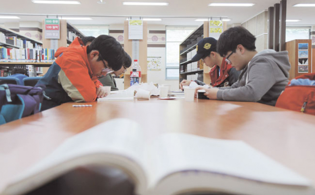 대입 수시모집 비중이 커지고 학생부 종합전형이 확대되면서 독서활동의 중요성이 점차 강조되고 있다. 서울대가 밝힌 것처럼 독서는 공부의 기본이며 우수한 독서 능력은 성공적인 대학 생활의 출발점이 되기 때문에 각 대학이 신입생을 선발하는 과정에서 이 부분을 눈여겨보는 것이다. 