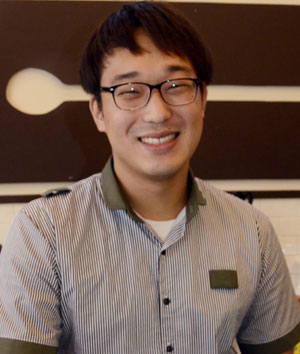 대구시내 한 카페에서 아르바이트를 하고 있는 이종원 씨.