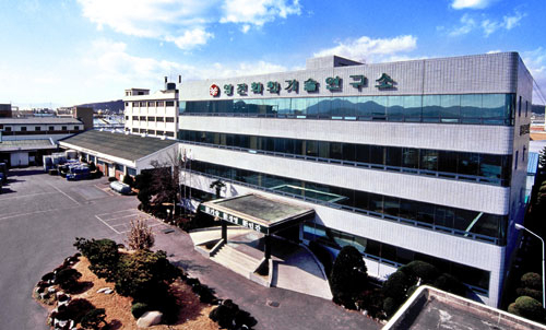 섬유용호제를 30년 넘게 생산하고 있는 영진화학공(주)은 일찍부터 설립한 연구소와 인력을 바탕으로 사업분야을 확대하는 것은 물론 계열화로 성장을 이어가고 있다. 회사 전경 및 연구소 내부 모습. 영진화학공업(주) 제공 영진화학공업의 계열사 영진하우징이 최근 출시한 타일접착제.