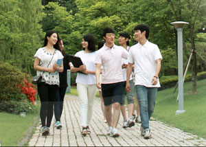 위덕대의 취업률이 영남권 최고 수준으로 나타났다. 위덕대 교정에서 학생들이 얘기를 나누며 걷고 있다. 위덕대 제공.