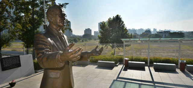 대구 북구 침산동 옛 제일모직 터가 창업단지와 삼성기념관 등으로 조성될 계획이다. 대구오페라하우스의 고(故) 이병철 전 삼성그룹 회장 동상 너머로 제일모직 부지가 펼쳐져 있다. 우태욱 기자 woo@msnet.co.kr