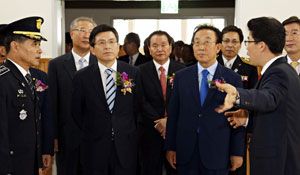 4일 황교안 법무부장관이 전국 52번째 교도소인 상주교도소 개청식에 참석해 김관용 도지사와 교정시설을 둘러보고 있다. 상주시 제공