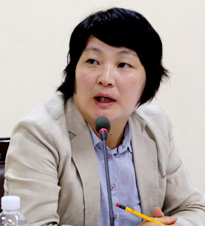 제168회 경산시의회 임시회 행정사회위원회에서 경산 옥곡지구 도서관 신축을 위한 공유재산 관리 수시계획안에 대해 시의원들이 격론을 벌이고 있다. 작은 사진 엄정애 의원