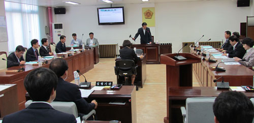경북도의회가 기존 상임위 외에 다양한 특별위원회 활동을 하며 보폭을 넓혀가고 있다. 사진은 독도수호특별위원회 회의.