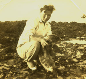 제주 해녀 김공자 씨가 새끼 강치를 안고 있는 모습. 이 사진은 1950년대 제주 해녀들의 독도 활동 내용을 조사했던 독도의병대 윤미경 총무가 김공자를 만나 발굴한 것이다. 경북도청 제공