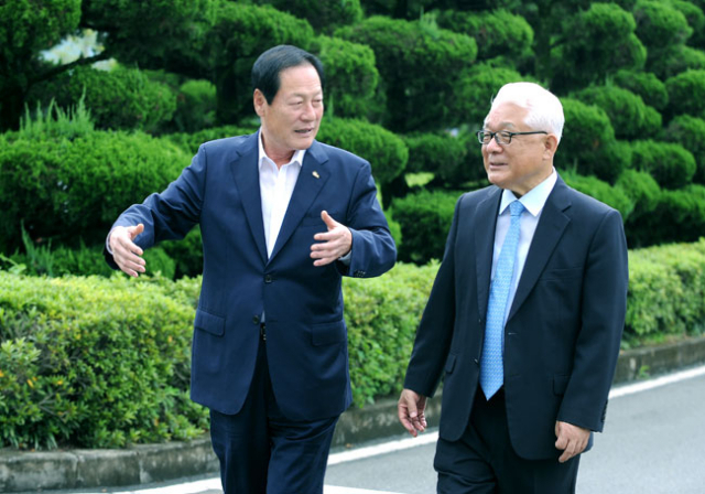 김영석(왼쪽) 영천시장은 영천 발전의 밑그림을 그릴 수 있게 정책 조언을 해준 홍철 대구가톨릭대 총장을 최고의 멘토라고 했다. 김 시장과 홍 총장이 대구가톨릭대 본관 앞에서 만나 이야기를 나누고 있다. 영천시 제공