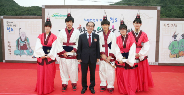 ▲12일 열린 제2회 청도 화랑의 날 행사에서 지역 고교 재학생 5명이 신화랑으로 선정됐다. 청도군 제공