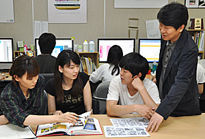 대구대 시각디자인학과가 시각디자인학과가 있는 전국 67개교 가운데 가장 높은 취업률을 기록하는 등 잘 나가고 있다. 대구대 시각디자인학과 이해만 학과장이 학과 작업실에서 학생들의 디자인 콘셉트에 대해 지도하고 있다. 대구대 제공