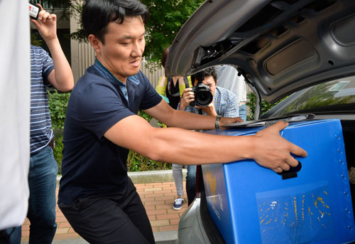 15일 오후 경찰이 한국전력으로부터 돈을 받아 송전탑 건설 반대 주민들에게 건넨 이현희 전 청도서장의 대구 수성구 황금동 자택에 대한 수색을 마친 뒤 압수한 물품을 담은 상자를 차량에 싣고 있다. 우태욱 기자 woo@msnet.co.kr
