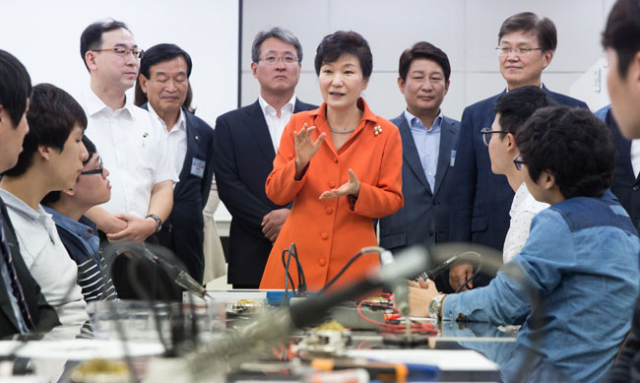 박근혜 대통령은 15일 대구 영진전문대학을 방문해 기업맞춤형 인재양성 교육 과정을 참관했다. 영진전문대 제공