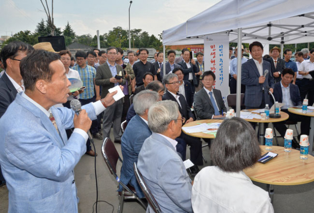 권영진 대구시장이 16일 오후 대구 동구 안심연료단지에서 현장 시장실을 열고 주민들의 건강 피해와 연료단지 이전에 대한 주민 의견을 듣고 있다. 우태욱 기자 woo@msnet.co.kr