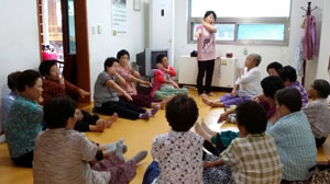 칠곡군 동명면 기성리 마을회관에서 진행된 우리마을 총명학교 신체단련 프로그램 장면. 참가 어르신들이 보건진료소장과 함께 어깨를 마사지하고 있다. 칠곡군보건소 제공