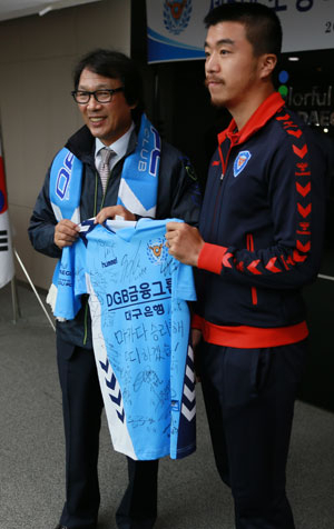 대구FC 제5대 조광래(왼쪽) 단장이 취임식에서 주장을 맡은 안상현으로부터 