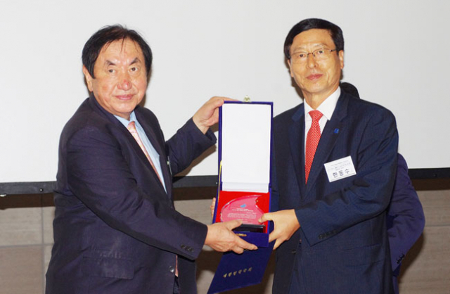 ▲한동수(오른쪽) 청송군수는 