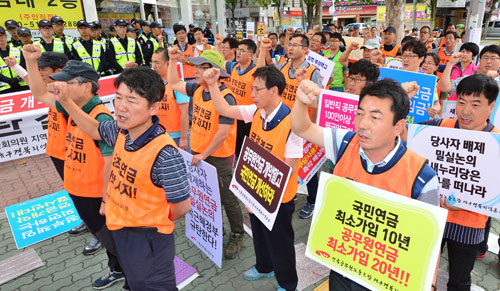 전국공무원노동조합 대구경북지역본부 회원 100여 명이 18일 대구 달서구 조원진 국회의원 지역구 사무실 앞에서 공무원연금 개혁에 반대하는 집회를 열고 구호를 외치고 있다. 국회 안전행정위원회 간사인 조 의원은 이날 오후 청와대에서 열린 공무원연금 개혁안 등과 관련한 당정청 회의에 여당 위원으로 참석했다. 정운철 기자 woon@msnet.co.kr