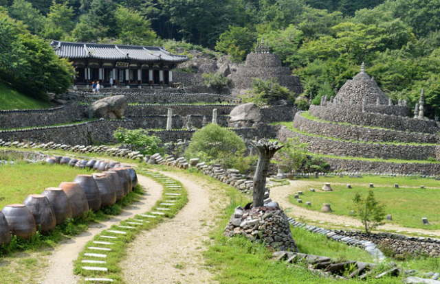 지리산 청학동 외삼신봉 자락의 삼성궁. 검담길 끝의 석문을 지나면 삼성을 모셔 놓은 건국전과 돌탑들이 웅장한 자태를 드러낸다. 성승건 경남신문 기자 mkseong@knnews.co.kr