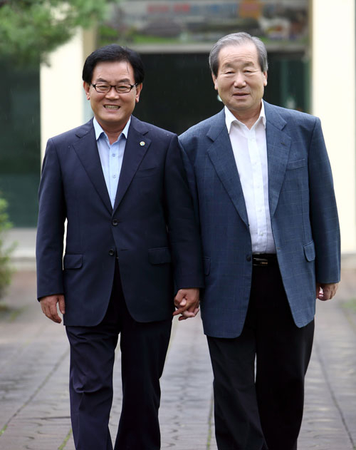 백선기(왼쪽) 칠곡군수와 그의 고등학교 3학년 때 담임이었던 신덕수 전 순심고 교장이 순심고 본관 중앙정원을 거닐고 있다. 백 군수가 손을 잡자 선생님이 오히려 부끄러운 기색을 보였다. 이영욱 기자