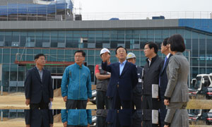 경상북도가 22일 김관용 지사 주재로 경북도청 신청사에서 첫 간부회의를 열었다. 김 지사는 