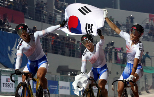 20일 오후 인천국제벨로드롬에서 열린 아시안게임 사이클 남자 단체스프린트 중국과의 결승경기에서 금메달을 차지한 한국 선수들이 태극기를 들고 세리모니를 펼치고 있다. 성일권 기자 sungig@msnet.co.kr