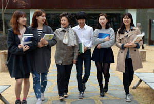 대구보건대가 교육부 특성화 사업에서 전국에서 가장 많은 국비 지원을 확보하는 등 성과를 내고 있다. 남성희(왼쪽 세 번째) 총장과 학생들이 교정에서 이야기를 나누며 걷고 있다. 대구보건대 제공