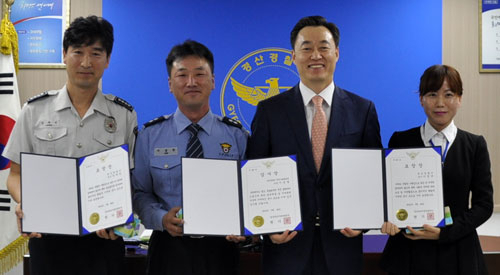 정재연 경사, 이상달 자율방범대장, 권기선 경북지방경찰청장, 이연규 경사.(왼쪽부터)