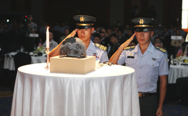 ▲6·25전쟁 64주년 국제학술세미나에서 육군3사관학교 생도들이 녹슨 철모에 경례를 하고 있다. 육군3사관학교 제공
