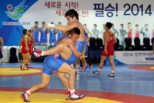 인천 아시안게임 레슬링 남자 그레코로만형에서 금메달을 노리는 김현우(오른쪽)와 류한수가 태릉선수촌에서 훈련하고 있다. 연합뉴스