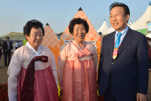 경상북도가 아직도 도 내에 10만여 명이 넘는 문맹자들을 위해 평생학습에 팔을 걷어붙였다. 사진은 평생학습 프로그램을 통해 문맹에서 탈출한 김옥순(왼쪽)