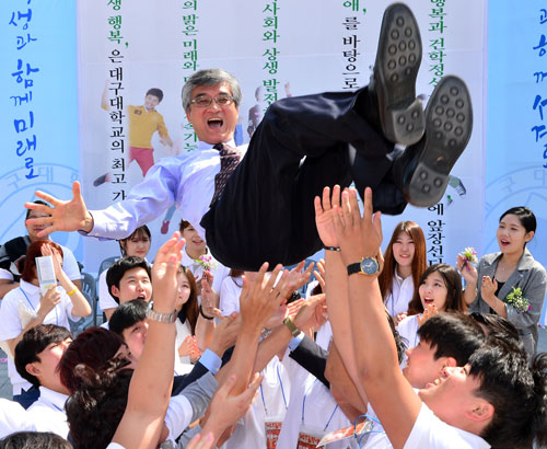 25일 대구대학교 경산캠퍼스에서 총학생회 주최로 열린 제11대 총장 취임식에서 홍덕률 총장이 학생들의 헹가래에 환호성을 터뜨리며 즐거워하고 있다. 정운철 기자 woon@msnet.co.kr