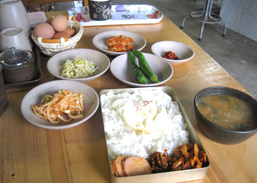 정겨운 동네 풍경. 초량동 주민들이 커피를 나눠 마시며 