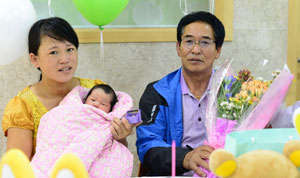 산부인과가 사라졌던 영주에 영주시의 노력으로 산부인과가 재등장한 이후 아기들이 잇따라 태어나고 있다. 영주기독병원 서익제(오른쪽 첫 번째) 원장과 신생아