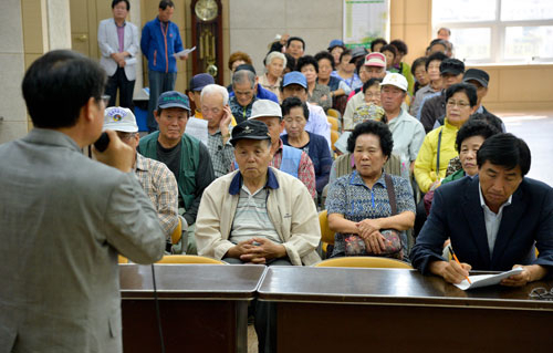 대구 동구청은 안심연료단지 주변지역 주민건강영향조사 결과를 바탕으로 한 건강관리 지원 설명회를 26일 반야월농협 5층 대회의실에서 열었다. 우태욱 기자 woo@msnet.co.kr