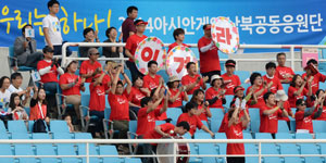 26일 경기도 안산 와스타디움에서 열린 인천 아시안게임 여자 축구 8강전 북한 대 중국 경기에서 인천 시민사회단체 등으로 구성된 