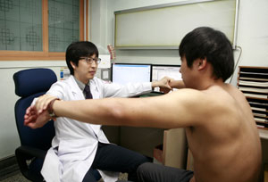 무리한 운동으로 어깨통증을 느끼면 참지 말고 병원 진료를 받는 것이 좋다. 매일신문 DB