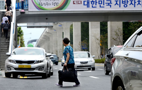 대구 중구 계명대 동산병원과 서문시장 사이 육교 아래 도로를 무단횡단하는 시민이 많아 교통사고가 우려된다. 이채근 기자 mincho@msnet.co.kr