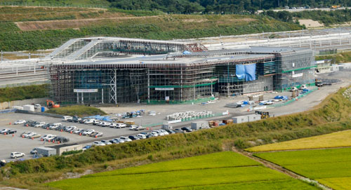 9월 30일 현재 80% 가까운 공정률을 보이며 막바지 공사가 한창인 포항시 흥해읍 KTX 신포항역사의 모습. 내년 3월 KTX 포항서울 직결선이 개통되면 2시간 10분대에 서울과 포항을 오갈 수 있다. 우태욱 기자 woo@msnet.co.kr