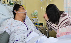19세 윤영미(가명) 양은 초등학교 시절부터 아픈 엄마를 대신해 집안일을 했고, 엄마가 돌아가신 뒤에는 어린 두 동생을 돌봐야 했다. 설상가상으로 아버지도 뇌출혈로 쓰러져 돌봐야 한다. 정운철 기자 woon@msnet.co.kr
