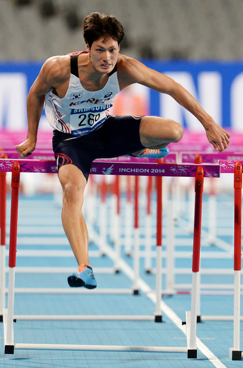 30일 인천 아시아드주경기장에서 열린 인천 아시안게임 육상 남자 110m 허들 결선에서 은메달을 획득한 김병준(포항시청)이 힘차게 허들을 넘고 있다. 성일권 기자 sungig@msnet.co.kr