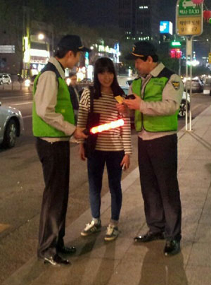 늦은 밤 한 여성이 안심동행서비스를 이용해 시민방범대원들과 함께 귀가하고 있다. 대구경찰청 제공