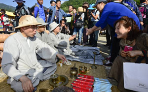 조선시대 스님들의 물물교환 장터를 재현한 팔공산 승시 축제가 6일까지 팔공산 동화사 일대에서 열린다. 매일신문DB