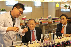 김동호(사진 가운데) 전 부산국제영화제 조직위원장이 대경대 특강에 앞서 뷰티학부 교육 실습장에서 향수만들기 체험을 하고 있다. 대경대 제공