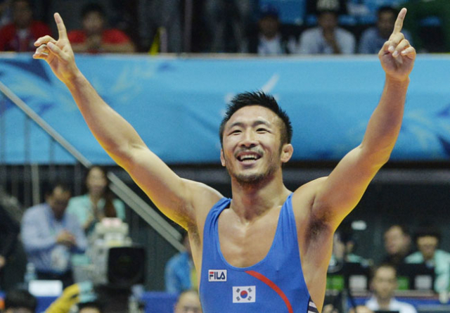 1일 인천 도원체육관에서 열린 인천 아시안게임 레슬링 남자 그레코로만형 66kg 결승전에서 경북공고 출신 류한수가 일본의 마쓰모토 류타로를 꺾은 뒤 환호하고 있다. 성일권 기자 sungig@msnet.co.kr