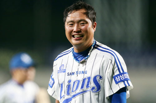 삼성 라이온즈 박한이가 1일 롯데와의 경기에서 연장 12회말 상대의 실책성 2루타로 결승타점을 올린 뒤 미소를 짓고 있다. 삼성 라이온즈 제공